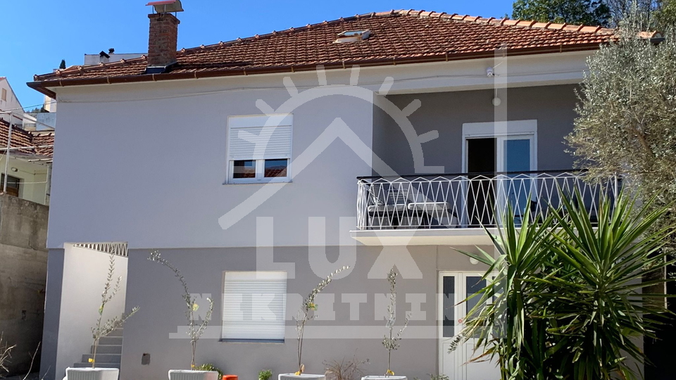 Samostoje&cacute;a ku&cacute;a pov&period; 200 m2 100-ak metara od mora&comma; Ugljan &lpar;Kali&rpar;