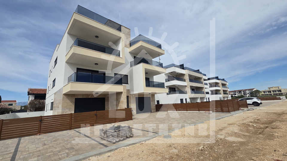 Dvosoban penthouse s krovnom terasom&comma; NOVOGRADNJA&comma; Privlaka kraj Zadra