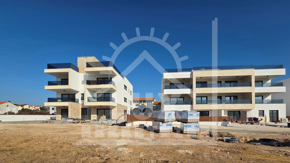 Dvosobno stanovanje v 2. nadstropju s strešno teraso, Privlaka, blizu Zadra, NOVOGRADNJA