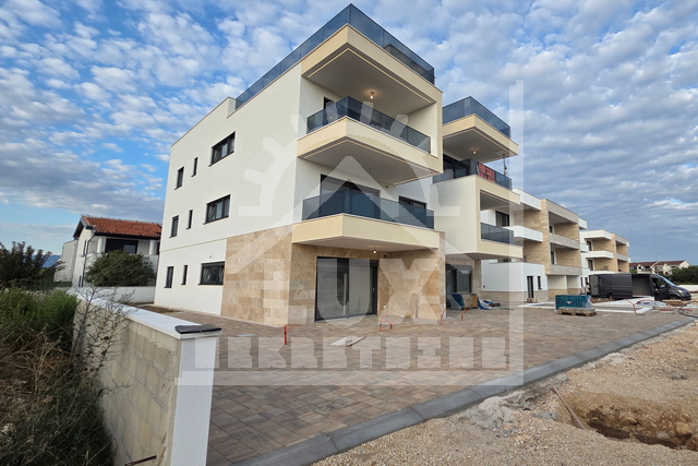 Dvosoban penthouse na 2. katu s krovnom terasom, Privlaka nedaleko Zadra, NOVOGRADNJA