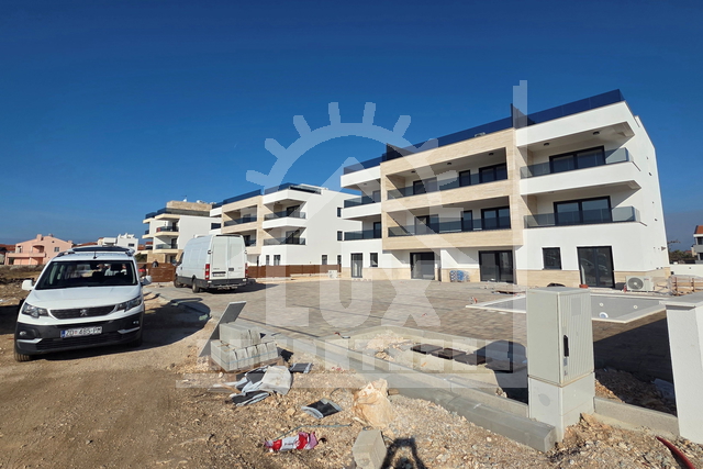 NOVOGRADNJA 100 METARA OD MORA DIREKTNO OD INVESTITORA I BEZ PROVIZIJE