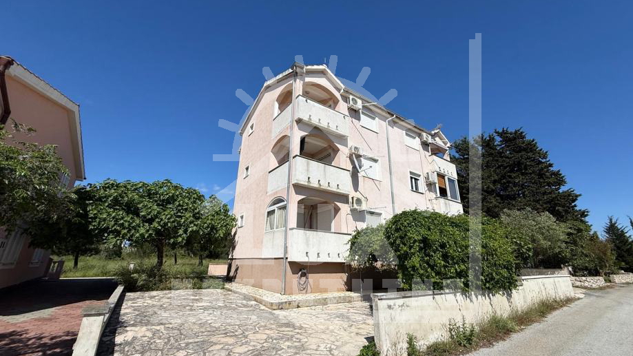 Apartman s galerijom 300 metara od Mora&comma; Privlaka nedaleko Zadra i Nina