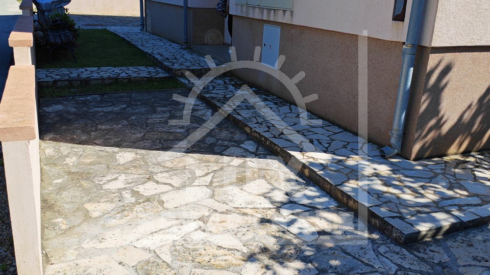 Apartman s galerijom 300 metara od Mora&comma; Privlaka nedaleko Zadra i Nina