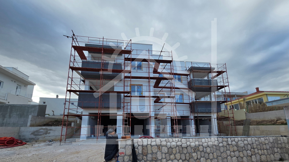 Dvosoban apartman na 1&period; katu u NOVOGRADNJI s krovnom terasom&comma; Ra&zcaron;anac&comma; 60 metara od mora