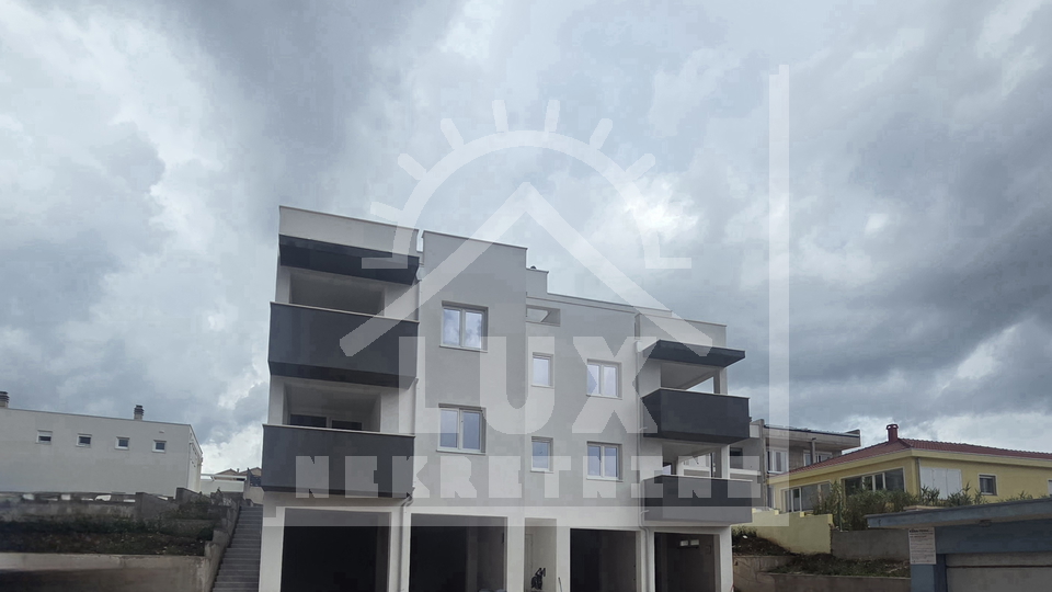 Dvosoban apartman s vrtom u NOVOGRADNJI&comma; Ra&zcaron;anac&comma; 60 metara od mora