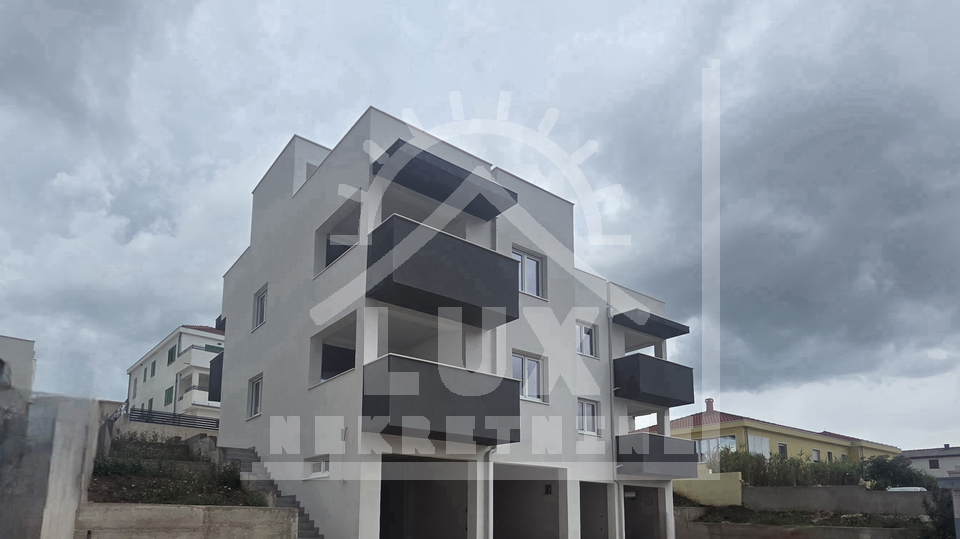 Dvosoban apartman s vrtom u NOVOGRADNJI&comma; Ra&zcaron;anac&comma; 60 metara od mora