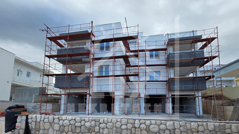 Dvosoban apartman na 1&period; katu u NOVOGRADNJI s krovnom terasom&comma; Ra&zcaron;anac&comma; 60 metara od mora