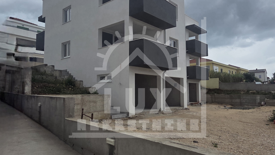 Dvosoban apartman s vrtom u NOVOGRADNJI&comma; Ra&zcaron;anac&comma; 60 metara od mora
