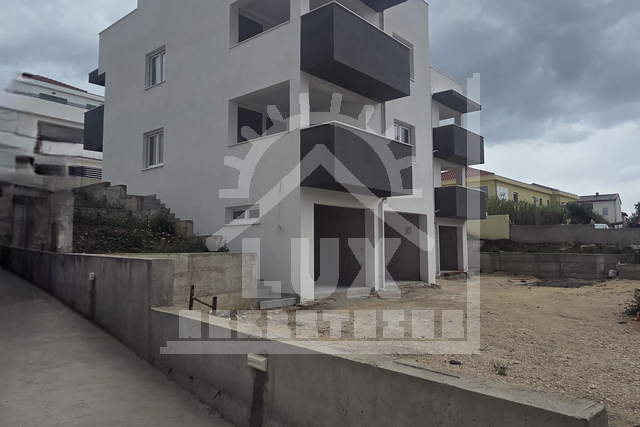 Dvosoban apartman s vrtom u NOVOGRADNJI, Ražanac, 60 metara od mora