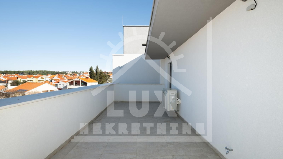 Trosoban penthouse s pogledom na more i garažom, Zadar (Belafuža)