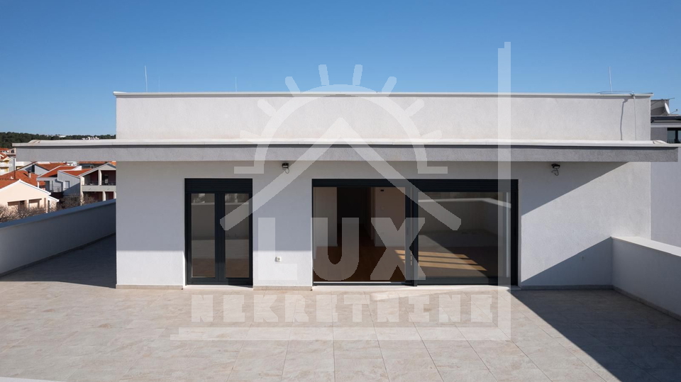 Trosoban penthouse s pogledom na more i garažom, Zadar (Belafuža)
