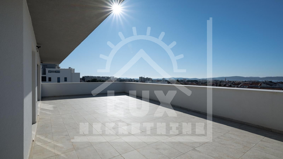 Trosoban penthouse s pogledom na more i garažom, Zadar (Belafuža)