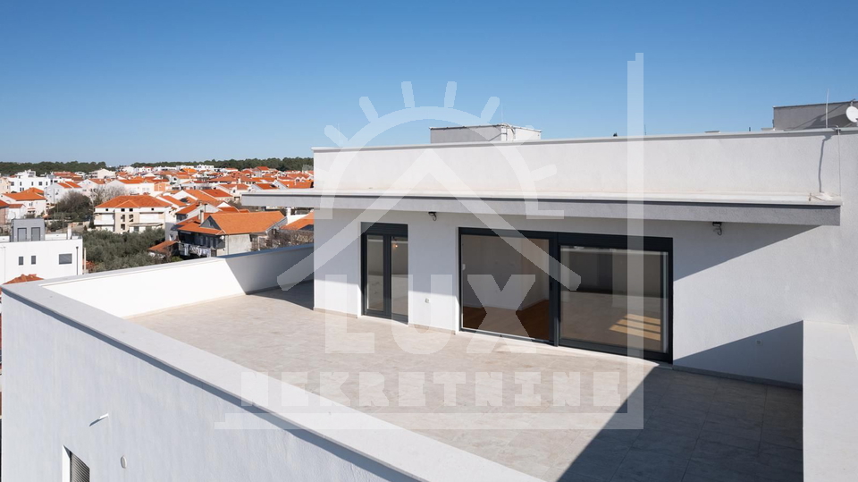 Trosoban penthouse s pogledom na more i garažom, Zadar (Belafuža)