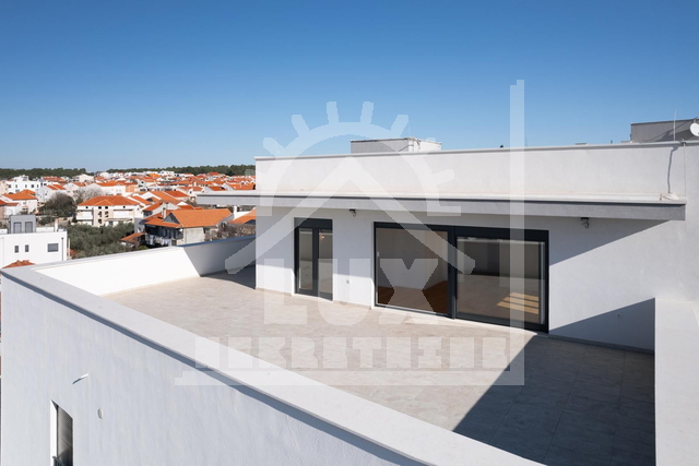 Trosoban penthouse s pogledom na more i garažom, Zadar (Belafuža)