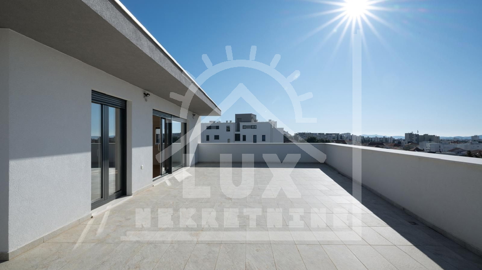 Trosoban penthouse s pogledom na more i garažom, Zadar (Belafuža)