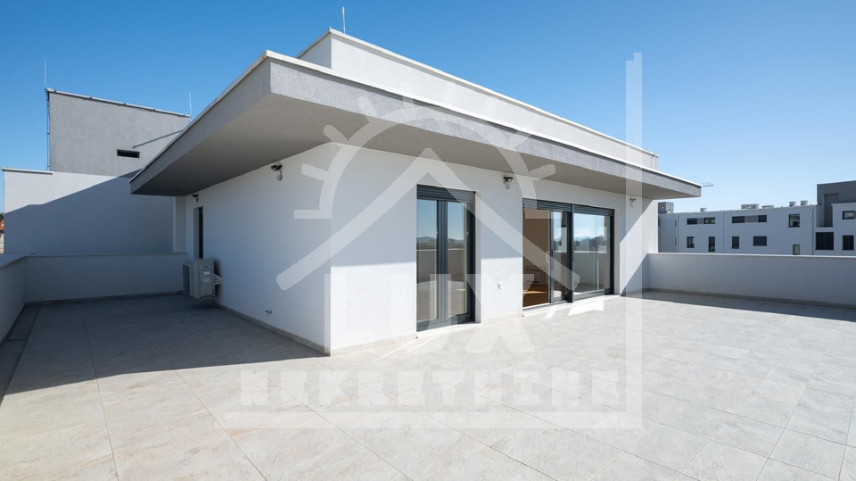 Trosoban penthouse s pogledom na more i garažom, Zadar (Belafuža)