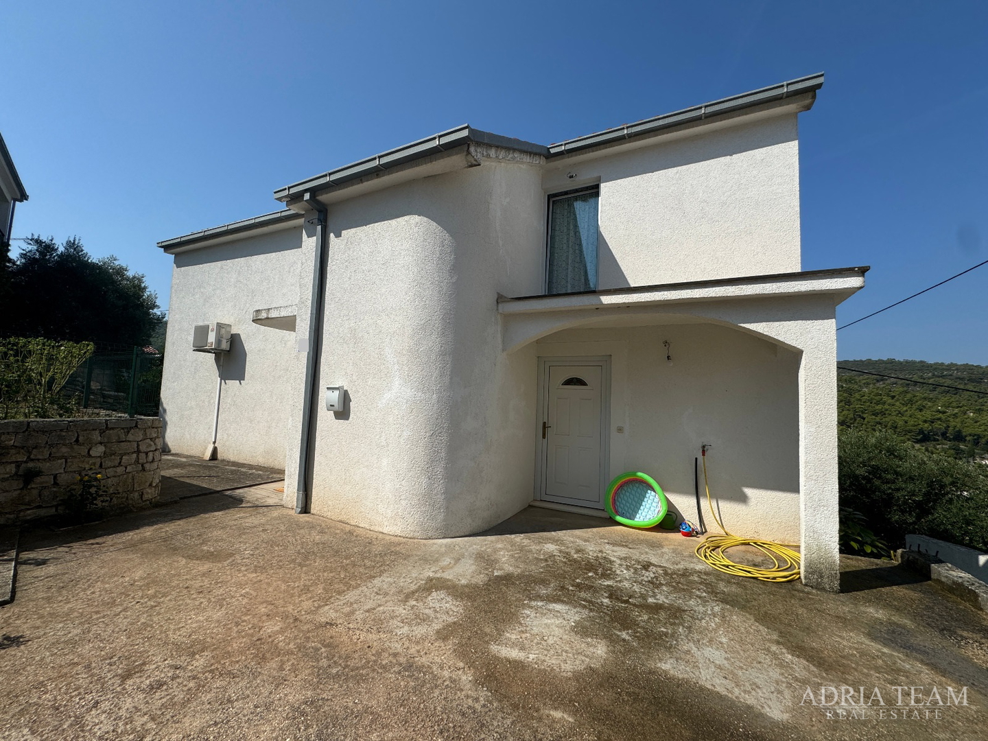 PRILIKA! KUĆA S POMOĆNIM OBJEKTOM (SPREMIŠTE + LJETNA KUHINJA) - STOMORSKA, ŠOLTA