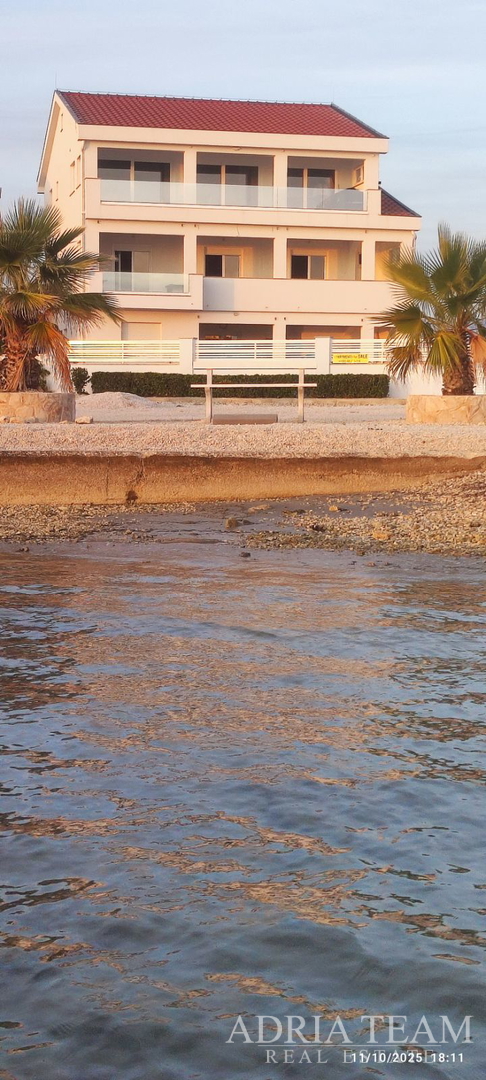 FERIENWOHNUNGEN ERSTE REIHE ZUM MEER, VIR - ZADAR