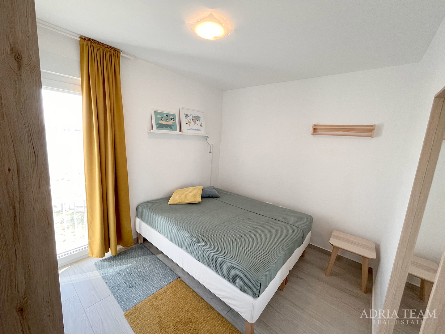 ZWEIETAGIGE WOHNUNG IN ERSTER MEERESLINIE, STRAND DIREKT VOR DEM GEBÄUDE - POVLJANA, PAG