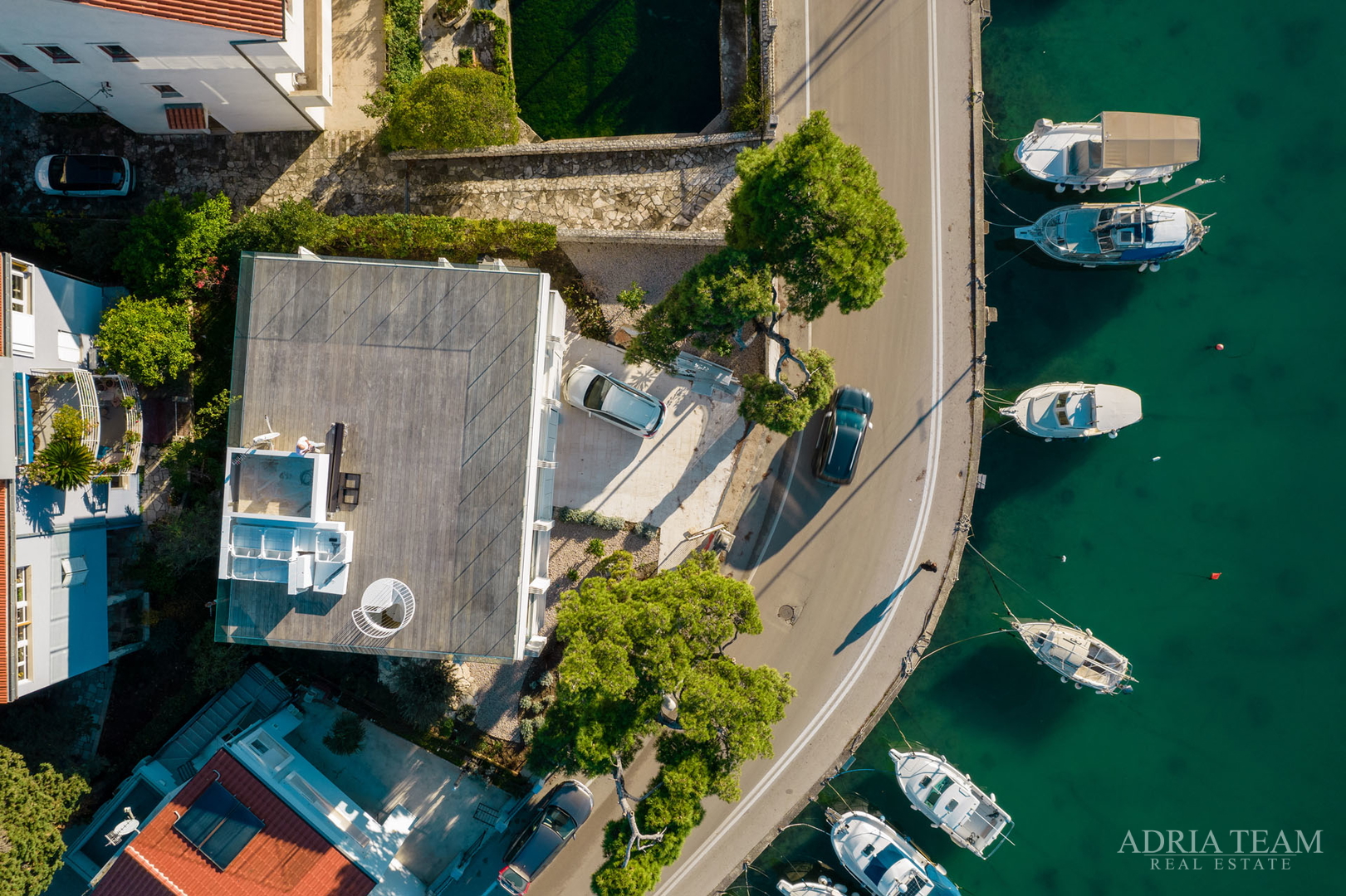 VILA U PRVOM REDU DO MORA, MODERNA ARHITEKTURA, PROSTRANA KROVNA TERASA - BRODARICA, ZADAR