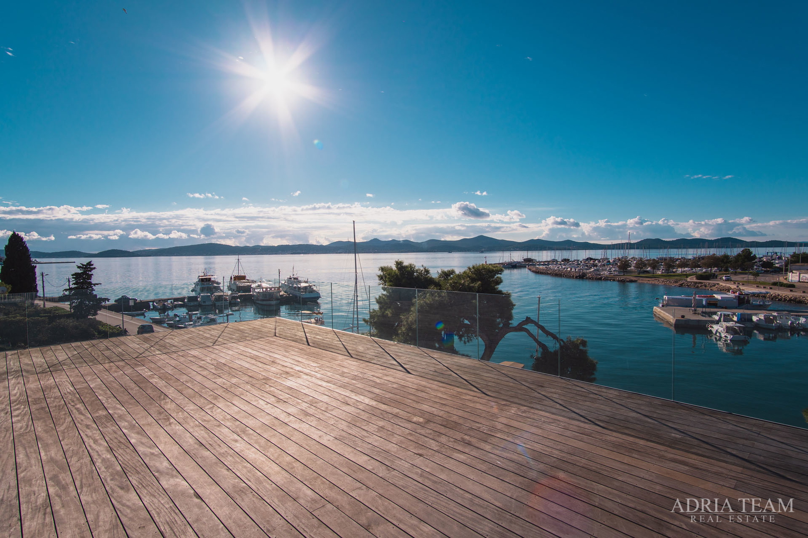 VILA U PRVOM REDU DO MORA, MODERNA ARHITEKTURA, PROSTRANA KROVNA TERASA - BRODARICA, ZADAR