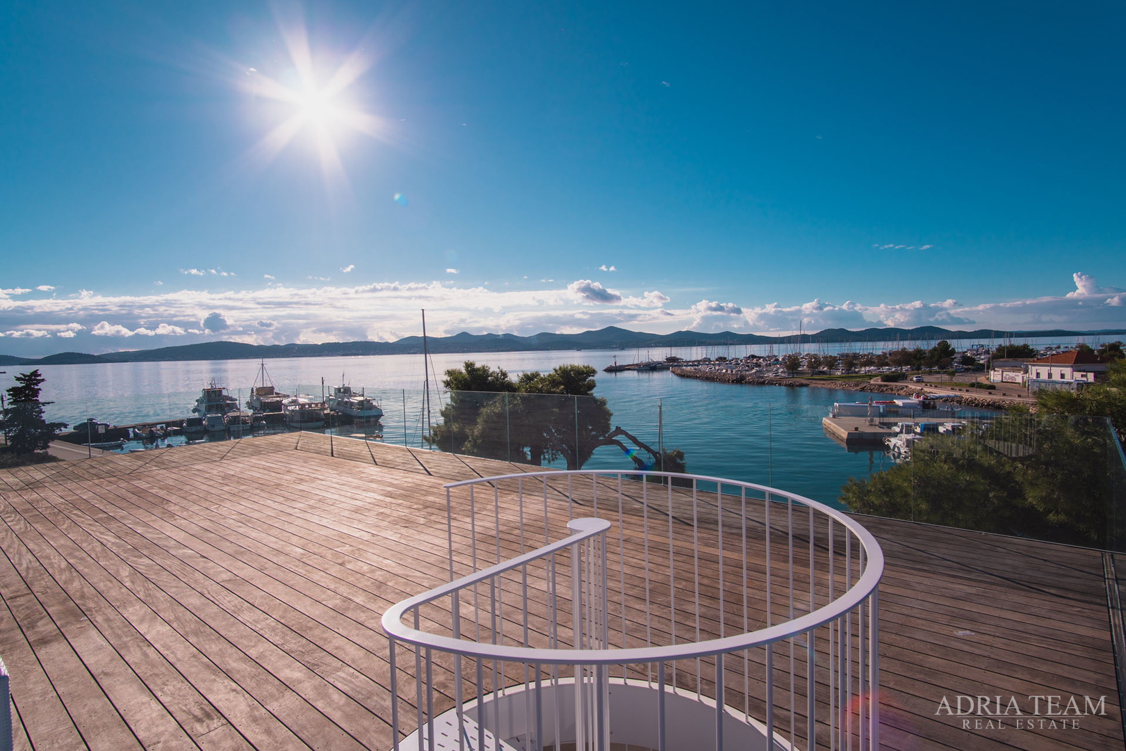 VILA U PRVOM REDU DO MORA, MODERNA ARHITEKTURA, PROSTRANA KROVNA TERASA - BRODARICA, ZADAR