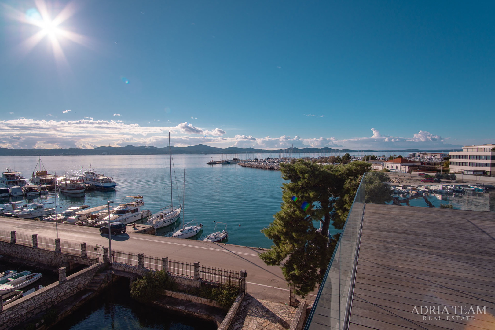 VILA U PRVOM REDU DO MORA, MODERNA ARHITEKTURA, PROSTRANA KROVNA TERASA - BRODARICA, ZADAR