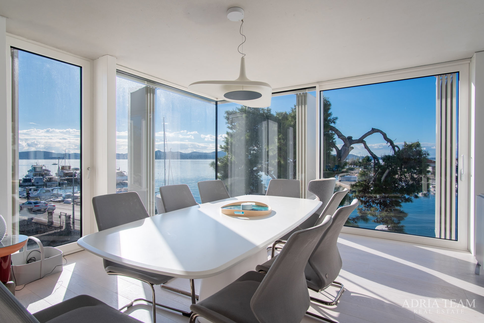 VILA U PRVOM REDU DO MORA, MODERNA ARHITEKTURA, PROSTRANA KROVNA TERASA - BRODARICA, ZADAR