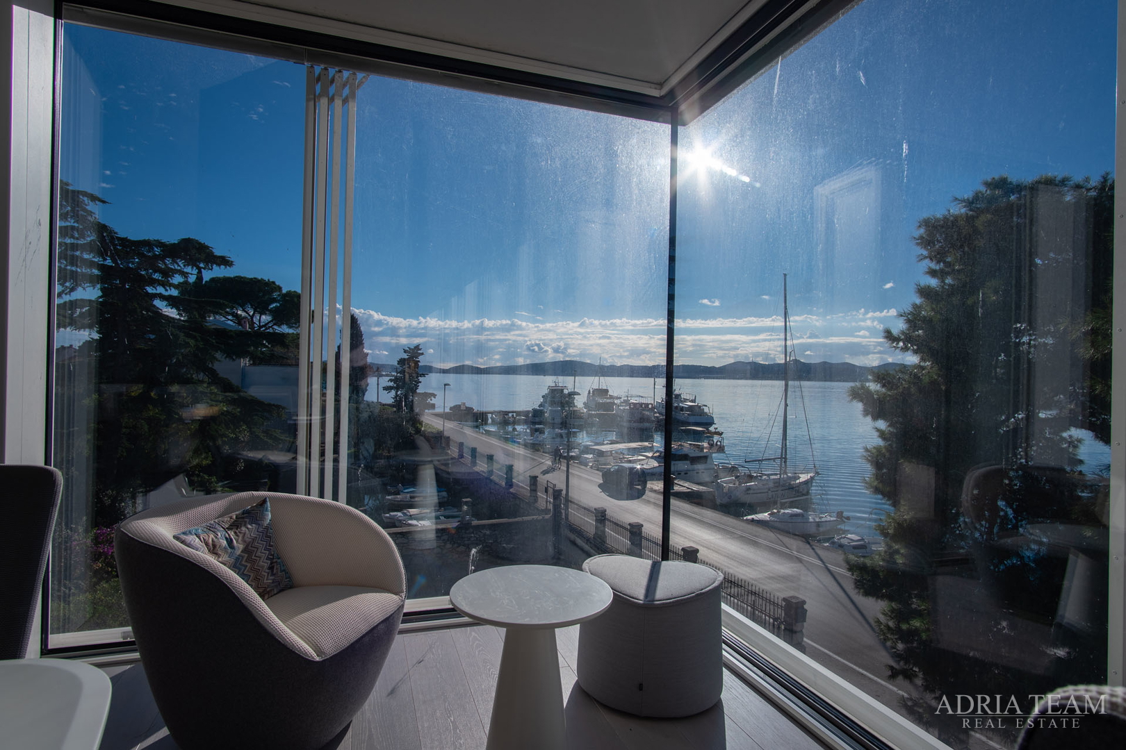 VILA U PRVOM REDU DO MORA, MODERNA ARHITEKTURA, PROSTRANA KROVNA TERASA - BRODARICA, ZADAR