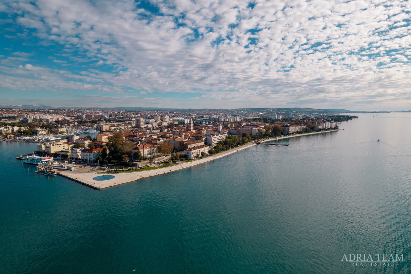 VILA U PRVOM REDU DO MORA, MODERNA ARHITEKTURA, PROSTRANA KROVNA TERASA - BRODARICA, ZADAR