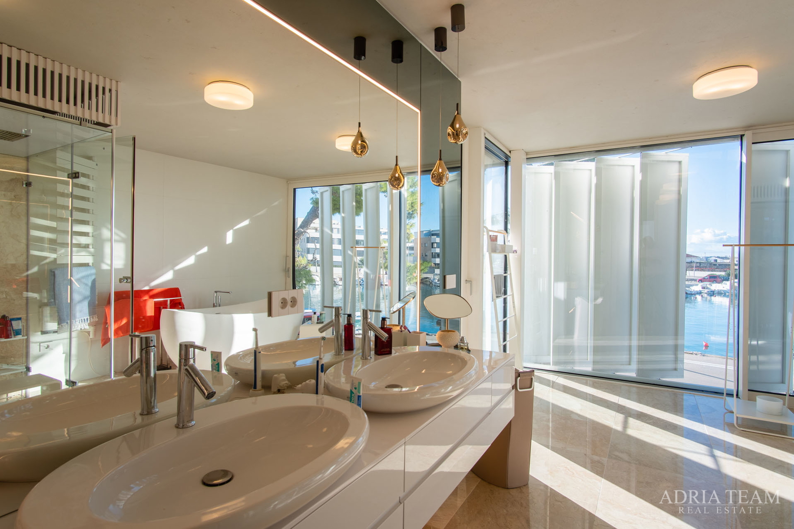 VILA U PRVOM REDU DO MORA, MODERNA ARHITEKTURA, PROSTRANA KROVNA TERASA - BRODARICA, ZADAR