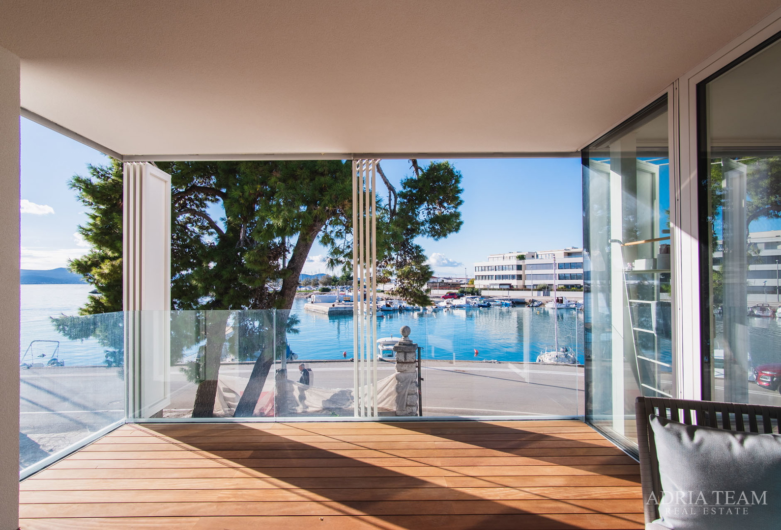 VILA U PRVOM REDU DO MORA, MODERNA ARHITEKTURA, PROSTRANA KROVNA TERASA - BRODARICA, ZADAR