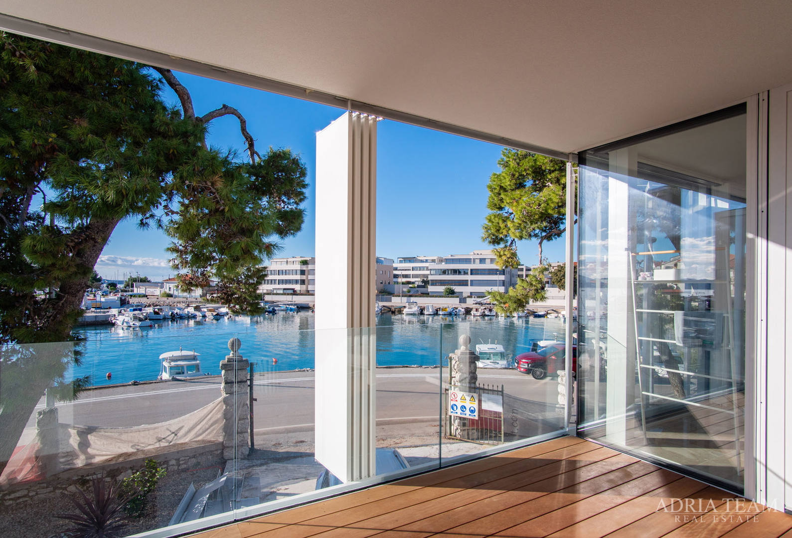 VILA U PRVOM REDU DO MORA, MODERNA ARHITEKTURA, PROSTRANA KROVNA TERASA - BRODARICA, ZADAR