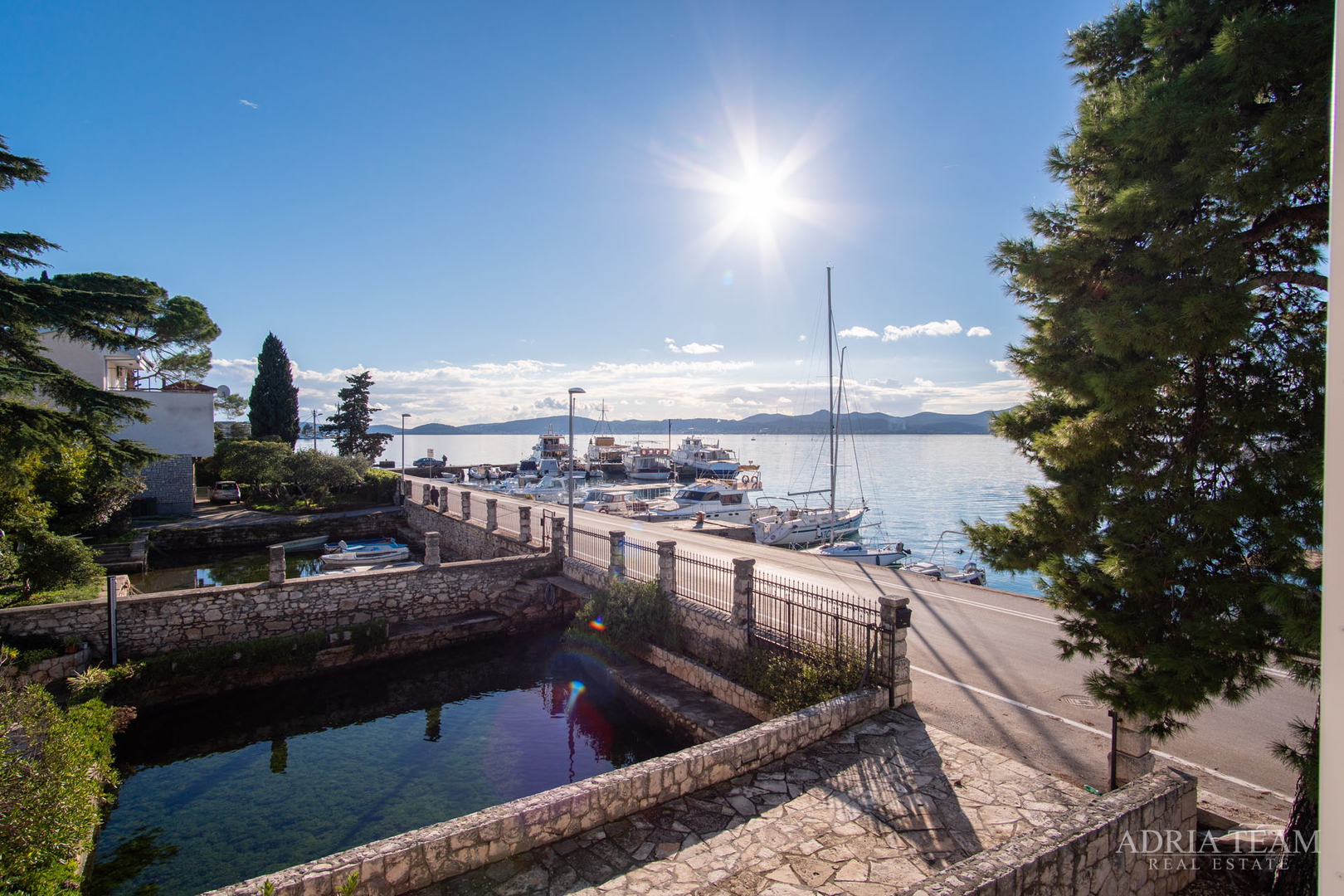 VILA U PRVOM REDU DO MORA, MODERNA ARHITEKTURA, PROSTRANA KROVNA TERASA - BRODARICA, ZADAR