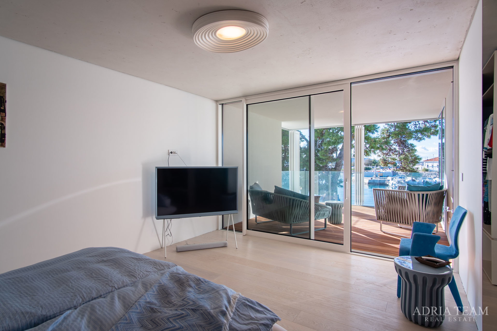 VILA U PRVOM REDU DO MORA, MODERNA ARHITEKTURA, PROSTRANA KROVNA TERASA - BRODARICA, ZADAR