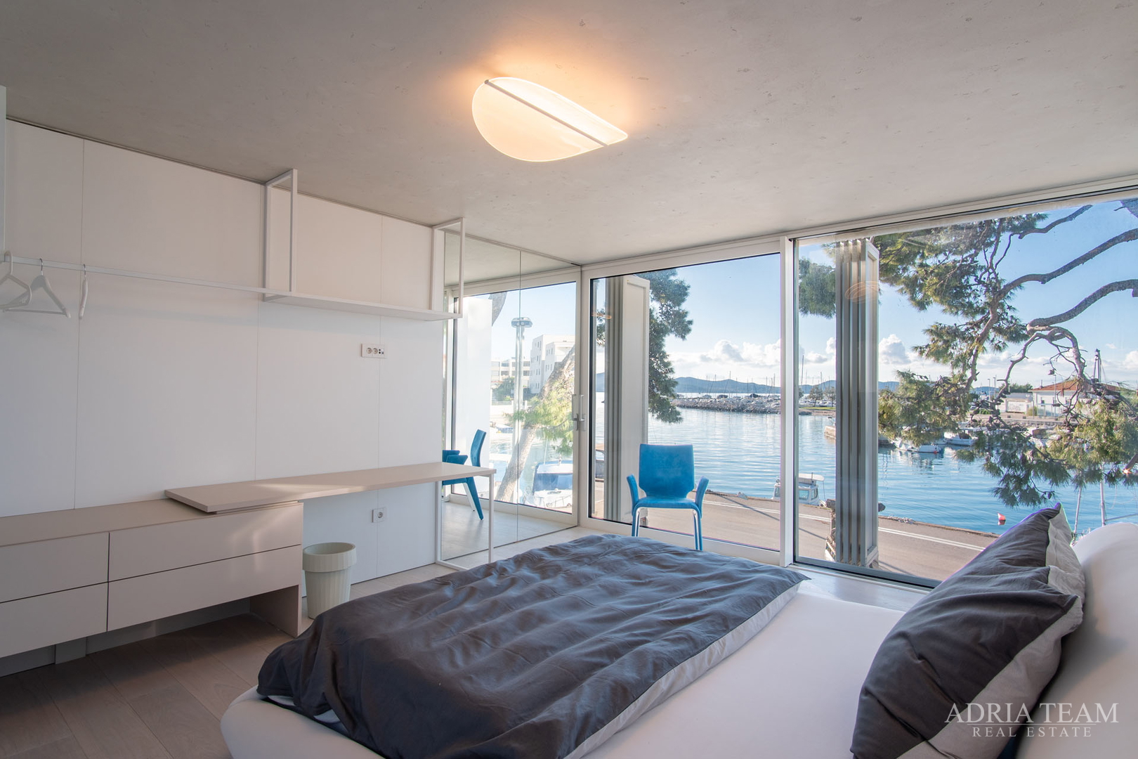 VILA U PRVOM REDU DO MORA, MODERNA ARHITEKTURA, PROSTRANA KROVNA TERASA - BRODARICA, ZADAR