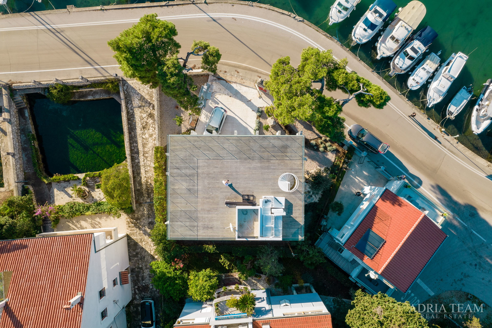 VILA U PRVOM REDU DO MORA, MODERNA ARHITEKTURA, PROSTRANA KROVNA TERASA - BRODARICA, ZADAR