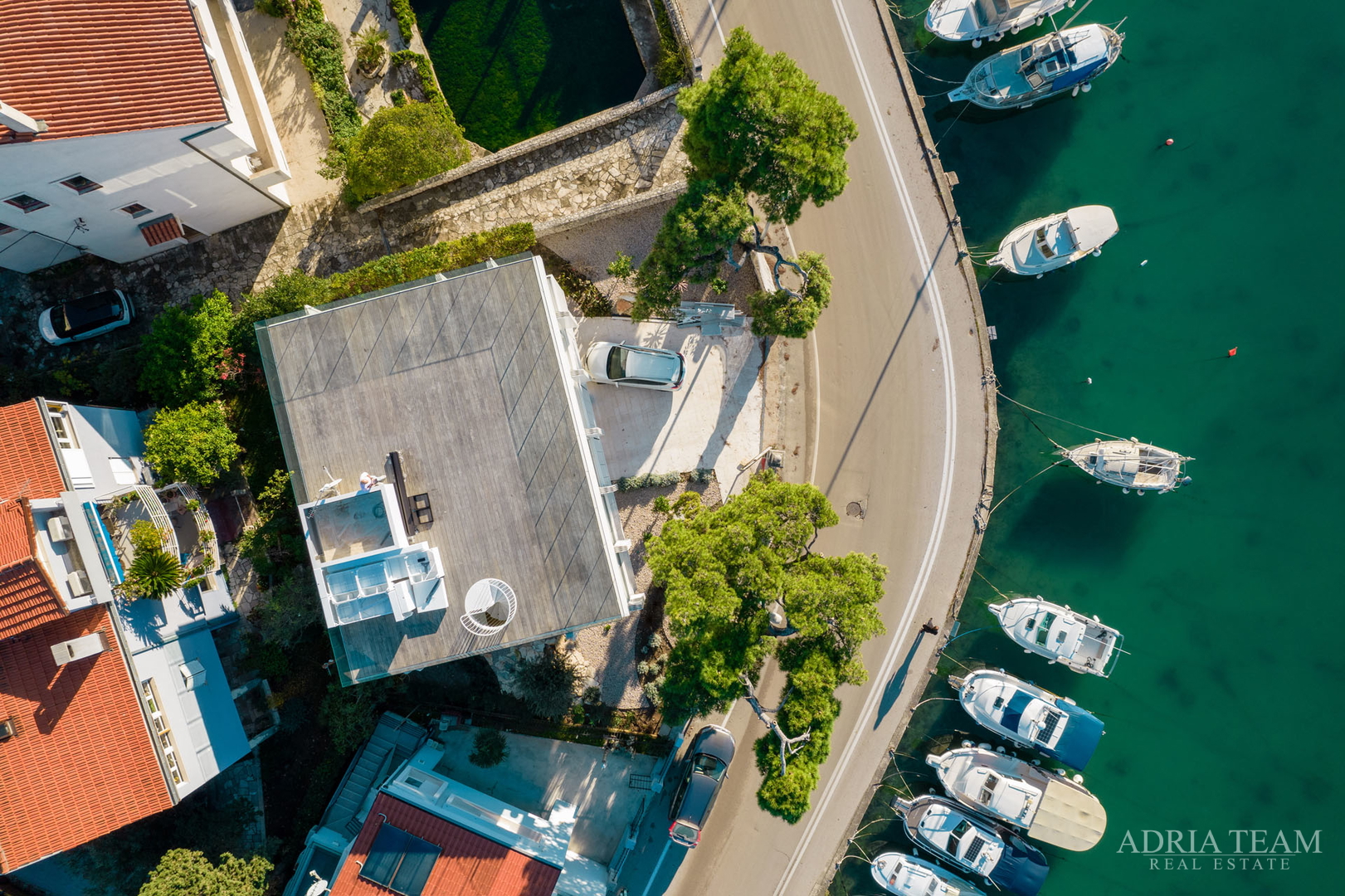VILA U PRVOM REDU DO MORA, MODERNA ARHITEKTURA, PROSTRANA KROVNA TERASA - BRODARICA, ZADAR