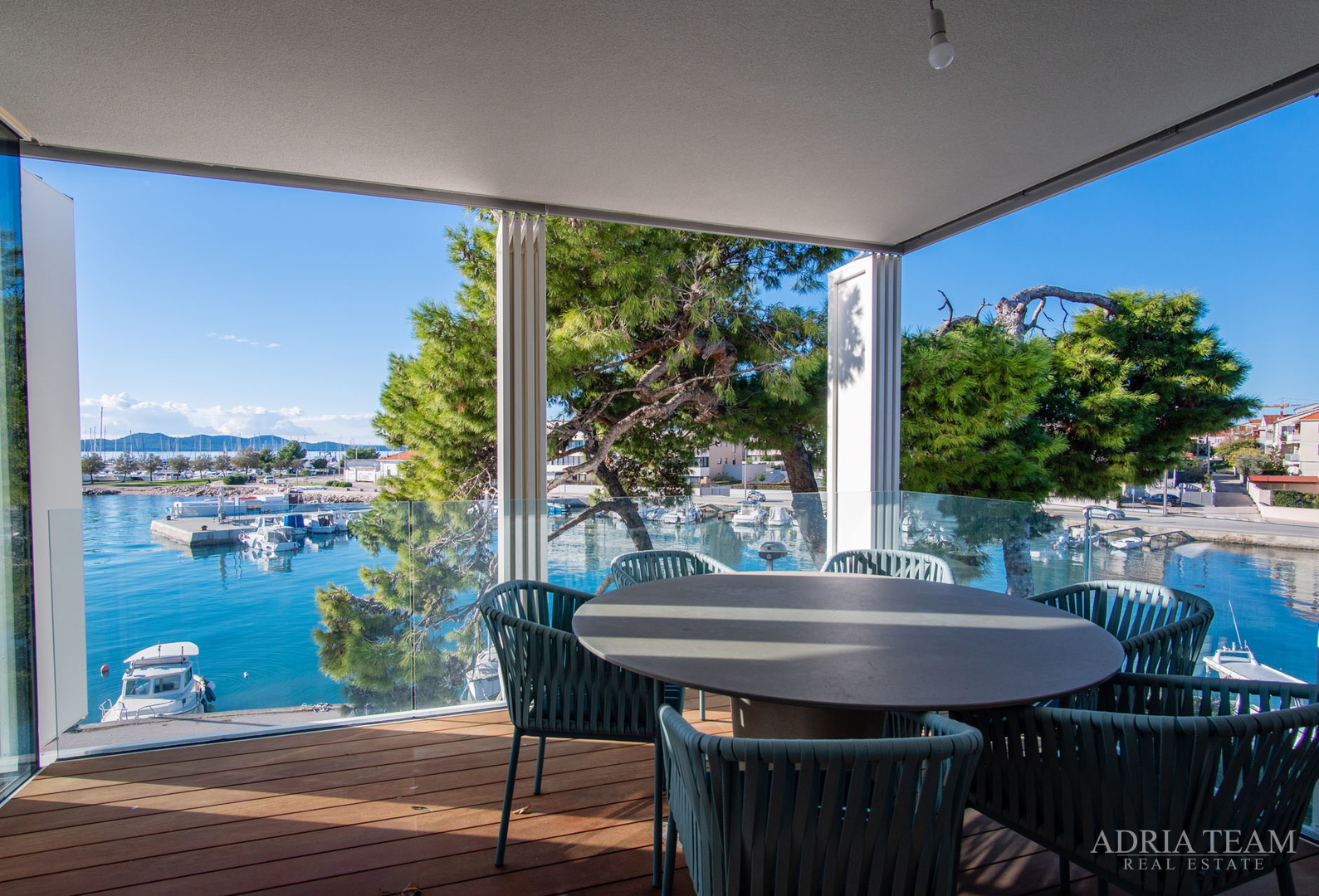 VILA U PRVOM REDU DO MORA, MODERNA ARHITEKTURA, PROSTRANA KROVNA TERASA - BRODARICA, ZADAR