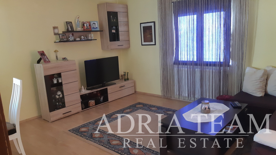 APARTMENT HOUSE WITH POOL, 600 M FROM THE SEA, GORNJI KARIN - OBROVAC