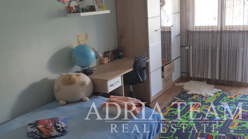 APARTMANSKA KUĆA S BAZENOM, 600 M OD MORA, GORNJI KARIN - OBROVAC