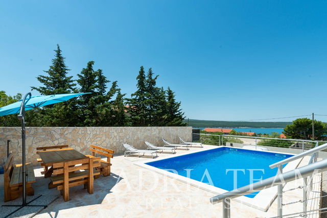 APARTMENT HOUSE WITH POOL, 600 M FROM THE SEA, GORNJI KARIN - OBROVAC