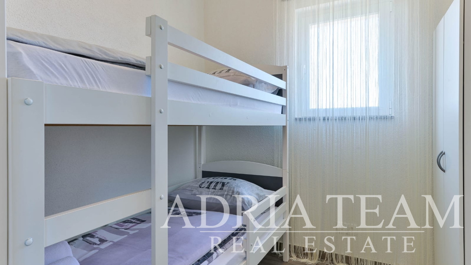 APARTMANSKA KUĆA S BAZENOM, 600 M OD MORA, GORNJI KARIN - OBROVAC