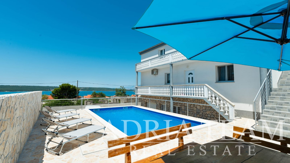 APARTMENT HOUSE WITH POOL, 600 M FROM THE SEA, GORNJI KARIN - OBROVAC