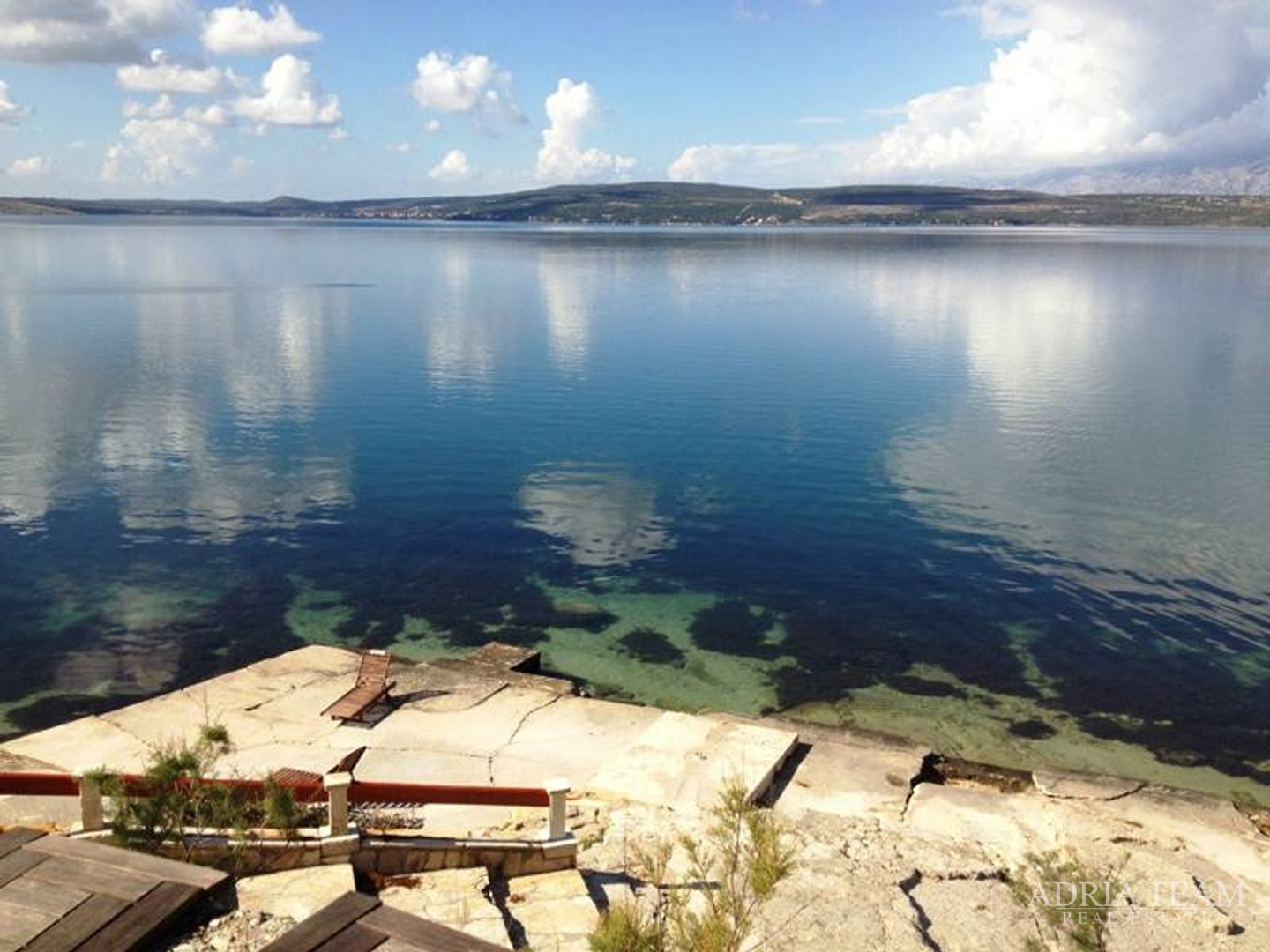 GRAĐEVINSKO ZEMLJIŠTE S POGLEDOM NA MORE