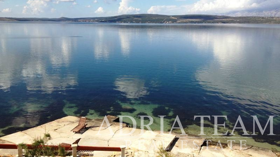 GRAĐEVINSKO ZEMLJIŠTE S POGLEDOM NA MORE