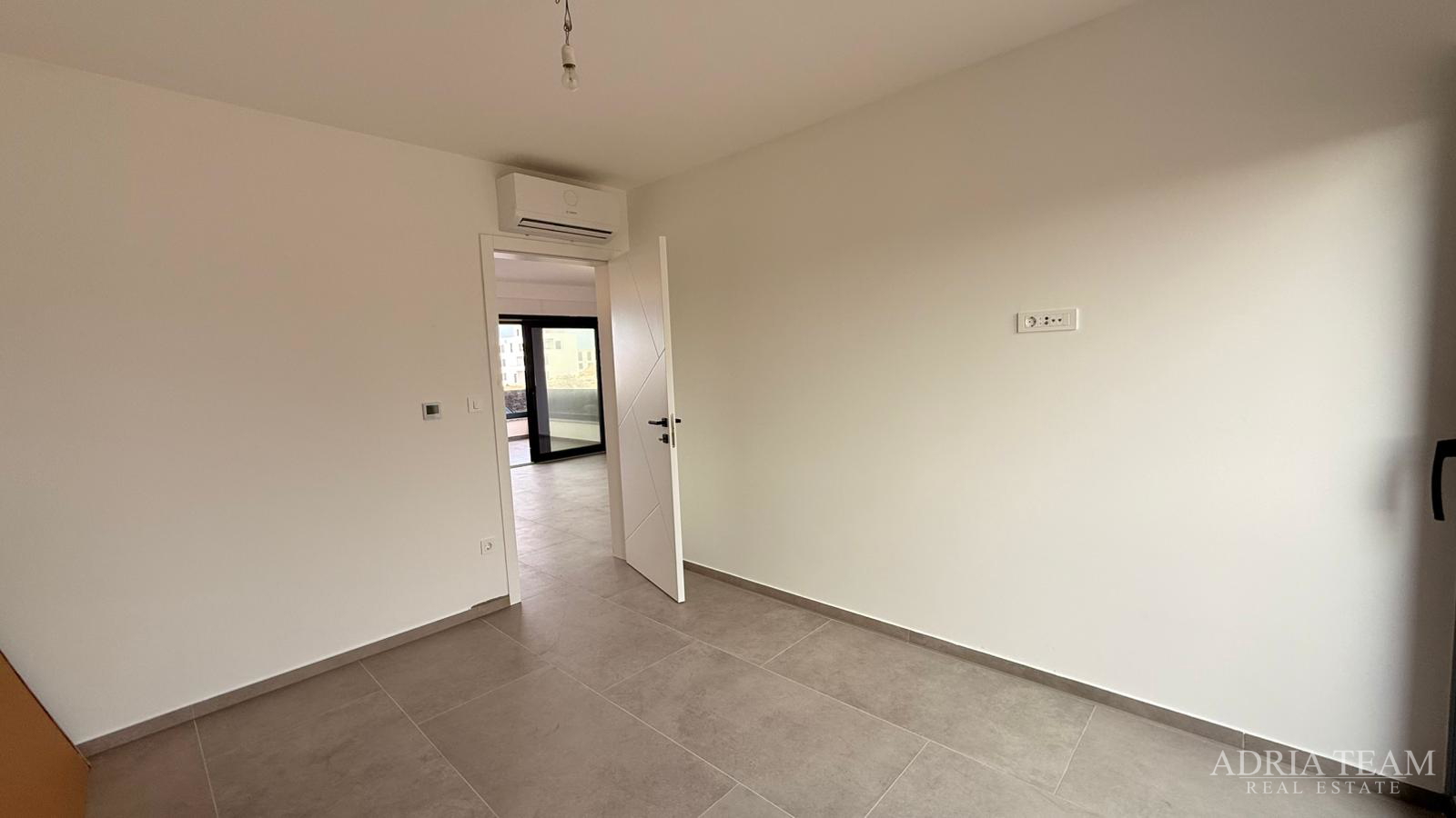 Atraktivna novogradnja – stanovi s terasama i parkiranjem - Povljana