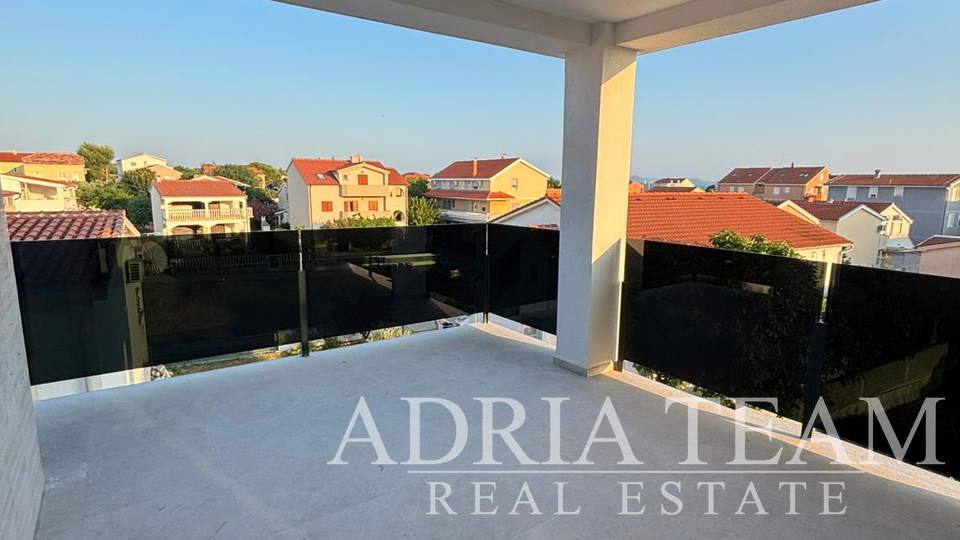 APARTMAN U BLIZINI PLAŽE, NOVOGRADNJA, 150 m OD MORA - PRIVLAKA