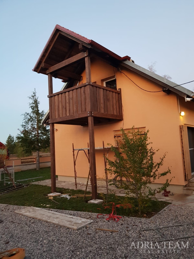 PROPERTY WITH A LUXURY VILLA WITH HEATED POOL AND COVERED TERRACE - 10,000 m2 OF LAND!