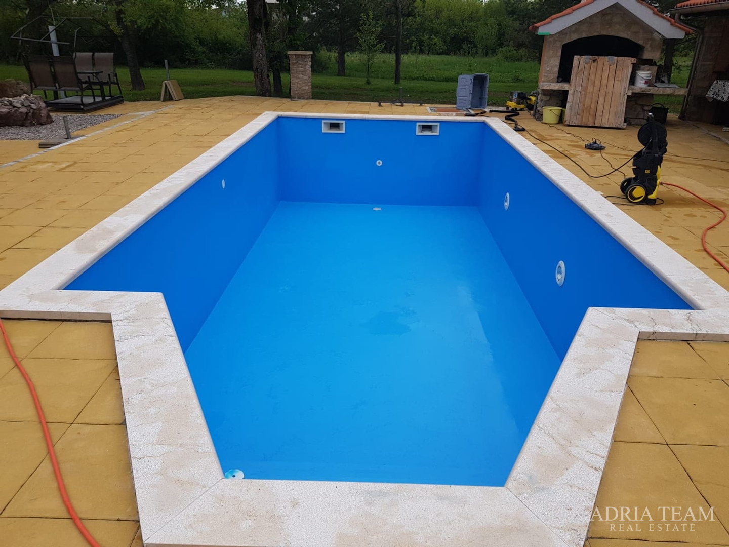 PROPERTY WITH A LUXURY VILLA WITH HEATED POOL AND COVERED TERRACE - 10,000 m2 OF LAND!